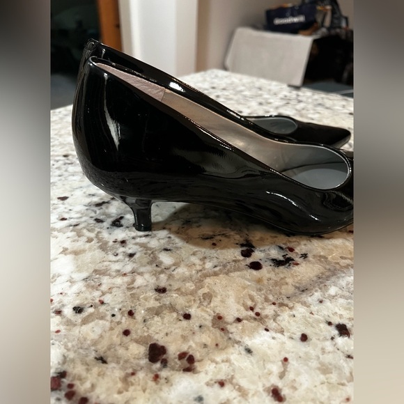 Trotters Women’s Black Patent Leather Pointed Toe 2” Heel Size 10 - Picture 2 of 12